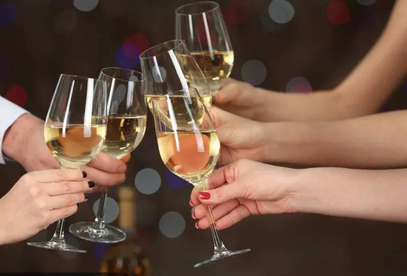 每天喝一盅白酒,可以暖胃,护血管?这个回应,或跟你想的不一样