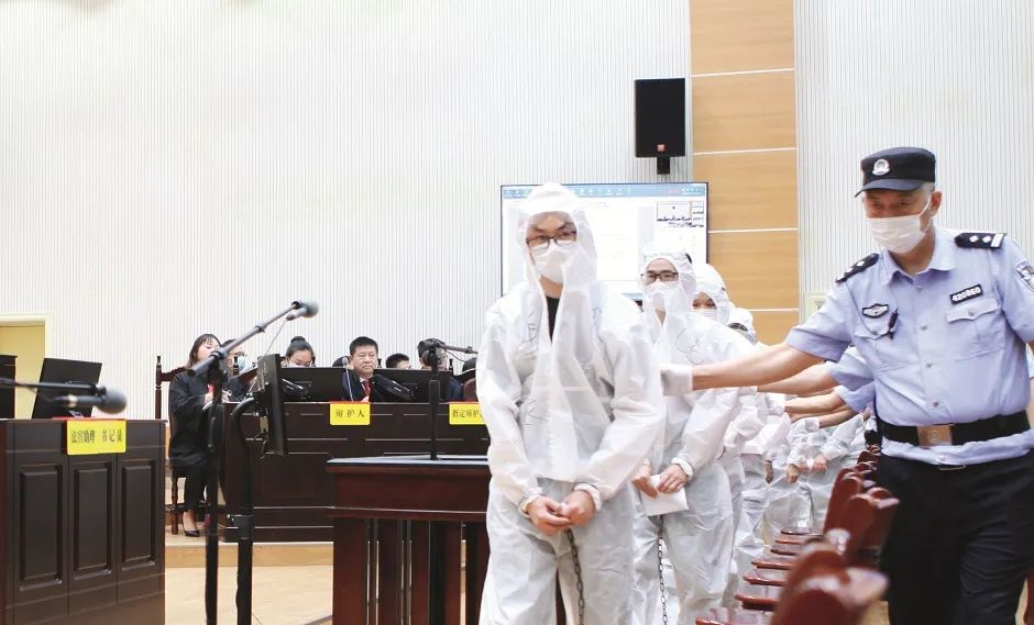 2020年9月15日，湖北宜昌市秭归县人民法院依法公开开庭审理段某某等12人实施“套路贷”犯罪，涉嫌犯诈骗罪、敲诈勒索罪一案。图/人民视觉&nbsp;