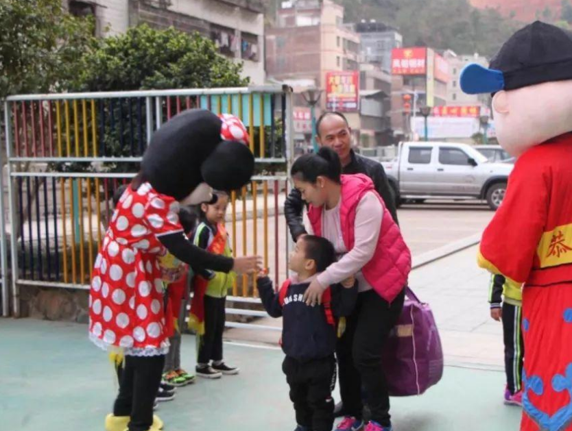 见了长辈不打招呼的孩子,并非没礼貌,而是“有苦难言”