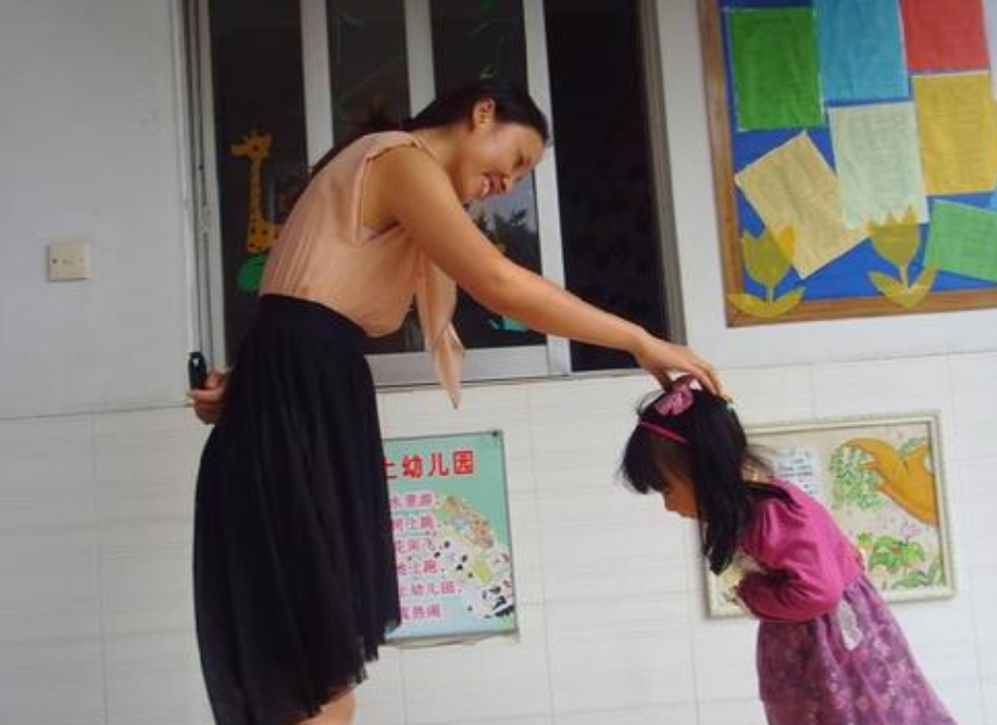 见了长辈不打招呼的孩子,并非没礼貌,而是“有苦难言”