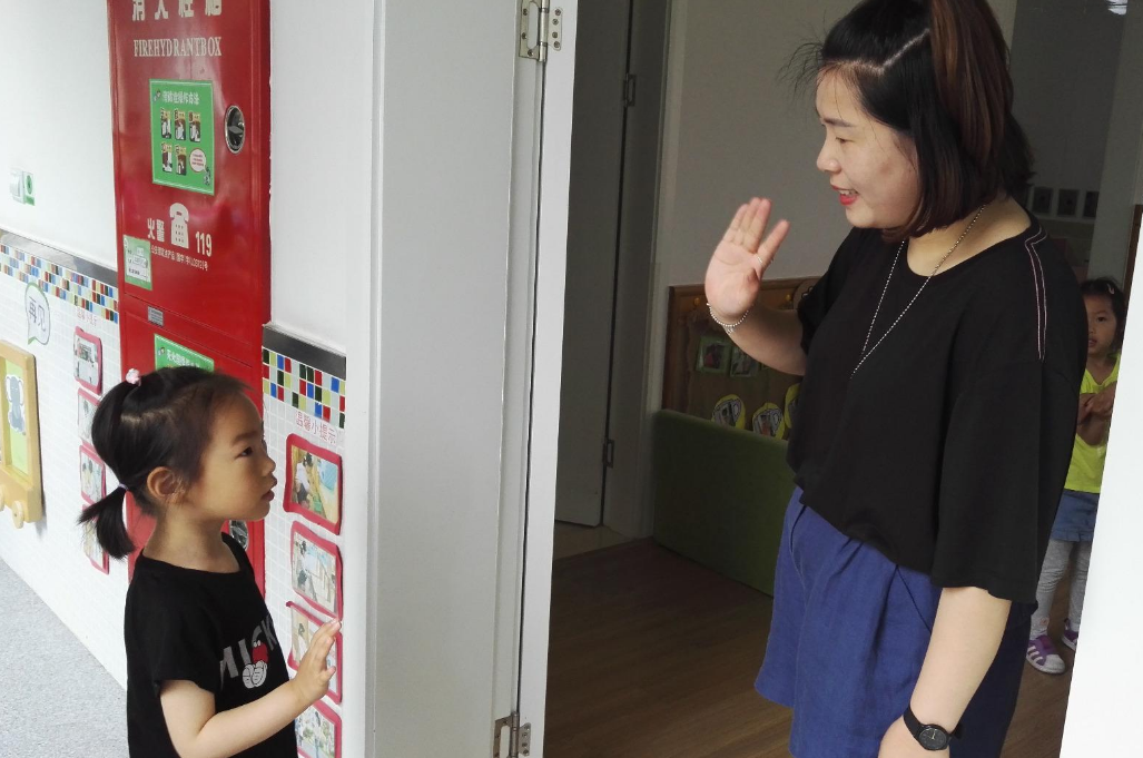 见了长辈不打招呼的孩子,并非没礼貌,而是“有苦难言”