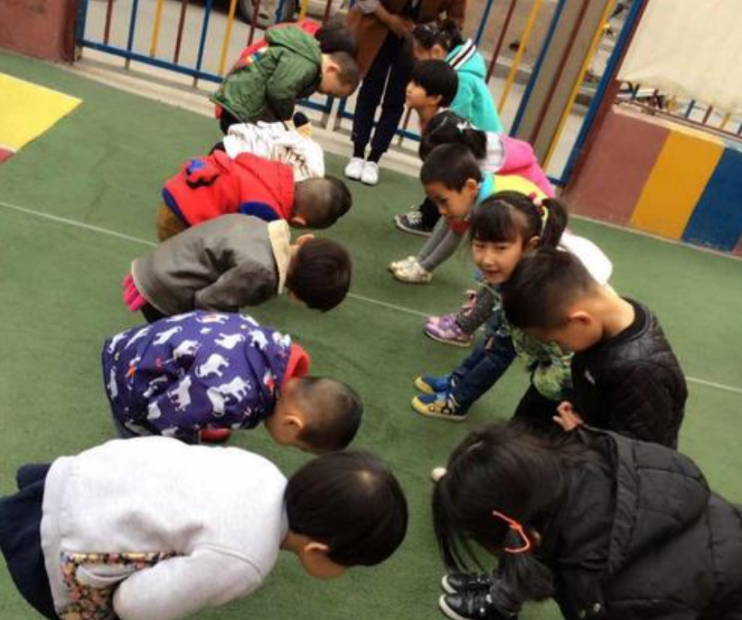 见了长辈不打招呼的孩子,并非没礼貌,而是“有苦难言”