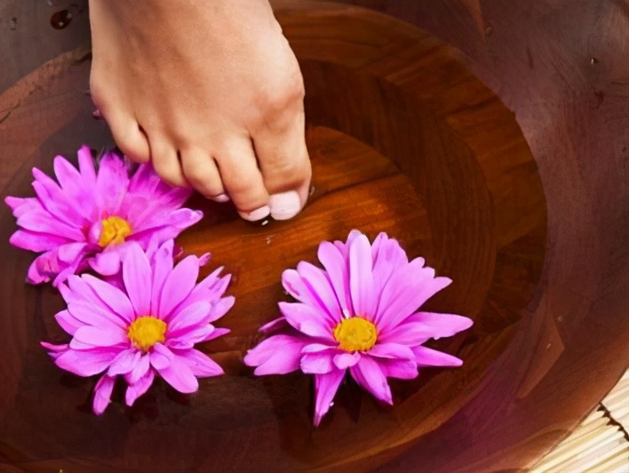 冬天用热水泡脚“胜吃补药”,更是人的第二心脏?泡脚有3大讲究