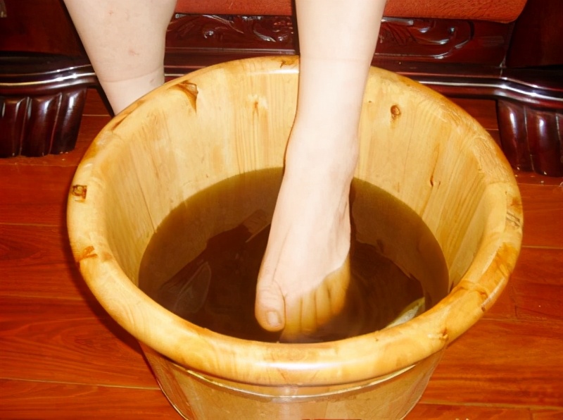 冬天用热水泡脚“胜吃补药”,更是人的第二心脏?泡脚有3大讲究