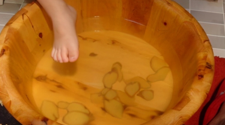 冬天用热水泡脚“胜吃补药”,更是人的第二心脏?泡脚有3大讲究