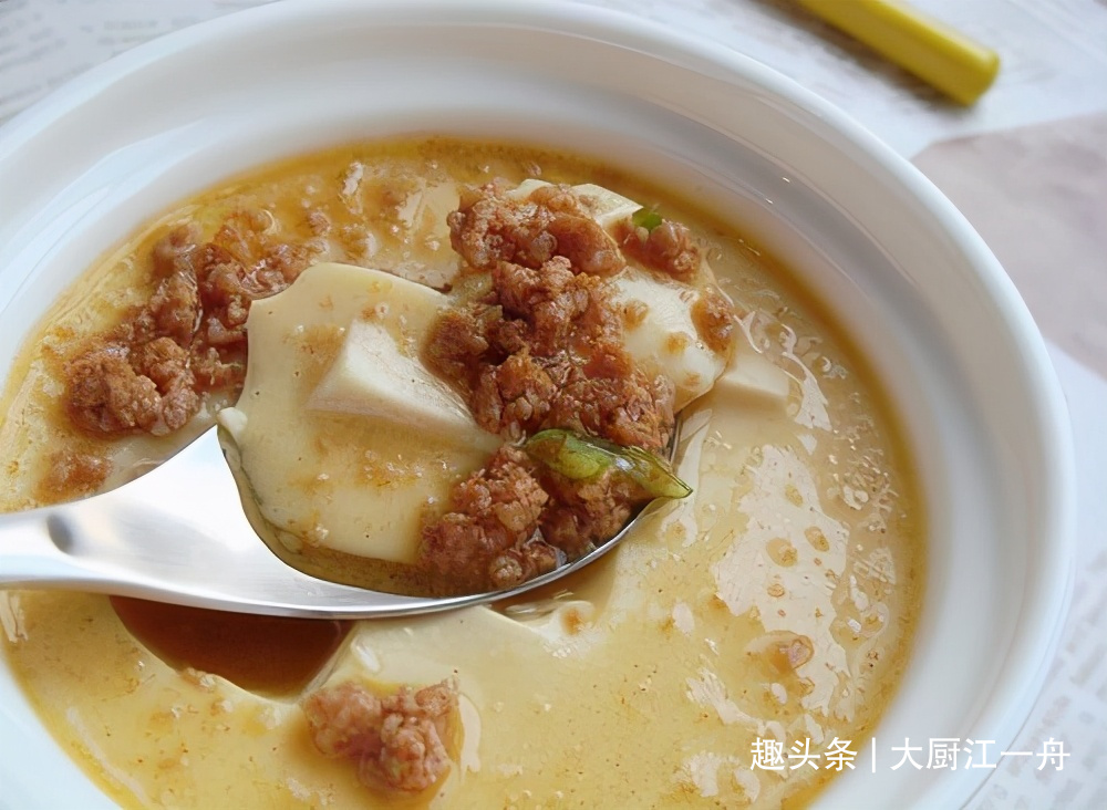 过年了,教你豆腐这样做,不炒不炸上锅一蒸,美观好吃待客倍有面