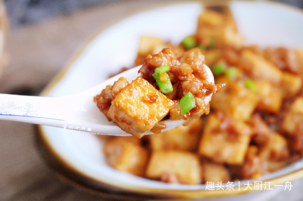 过年了,教你豆腐这样做,不炒不炸上锅一蒸,美观好吃待客倍有面