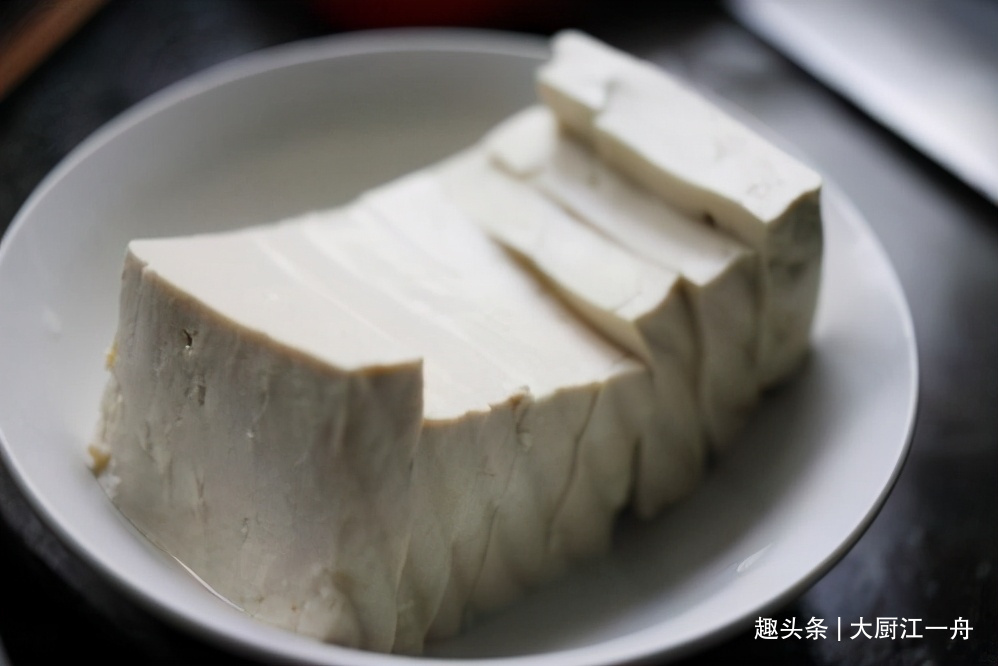过年了,教你豆腐这样做,不炒不炸上锅一蒸,美观好吃待客倍有面