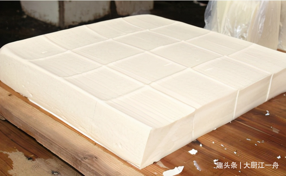 过年了,教你豆腐这样做,不炒不炸上锅一蒸,美观好吃待客倍有面