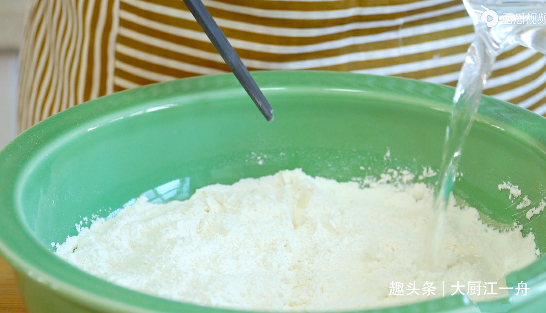 家常油饼的简单做法,柔软起层,凉了不硬有诀窍,你还不会做吗