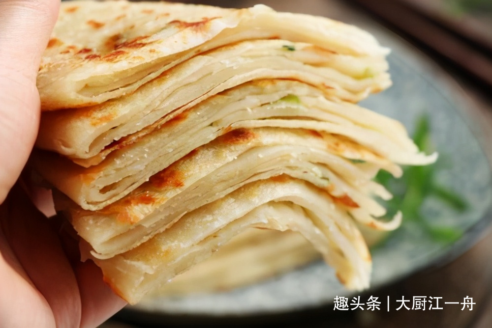 家常油饼的简单做法,柔软起层,凉了不硬有诀窍,你还不会做吗