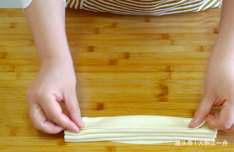 家常油饼的简单做法,柔软起层,凉了不硬有诀窍,你还不会做吗