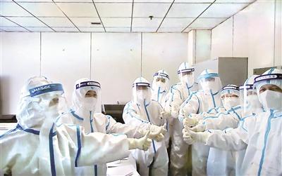 图为国家卫健委、中国疾控中心派遣的专家组成员和河北省胸科医院医务人员一起并肩战斗，互相鼓励加油。 孙华 图