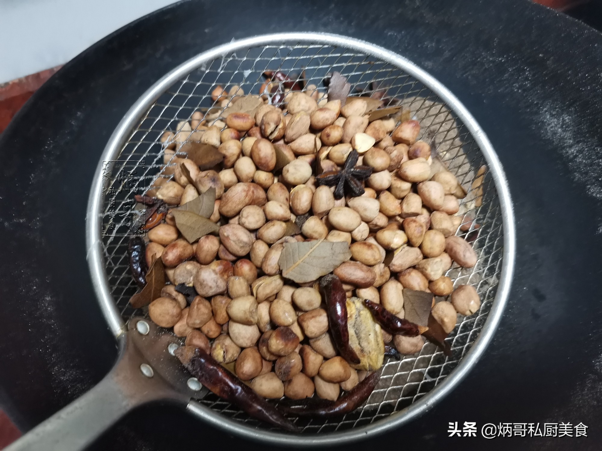 花生别再油炸了,酒店大厨这样炒,咸香入味,媳妇一天不吃必馋它