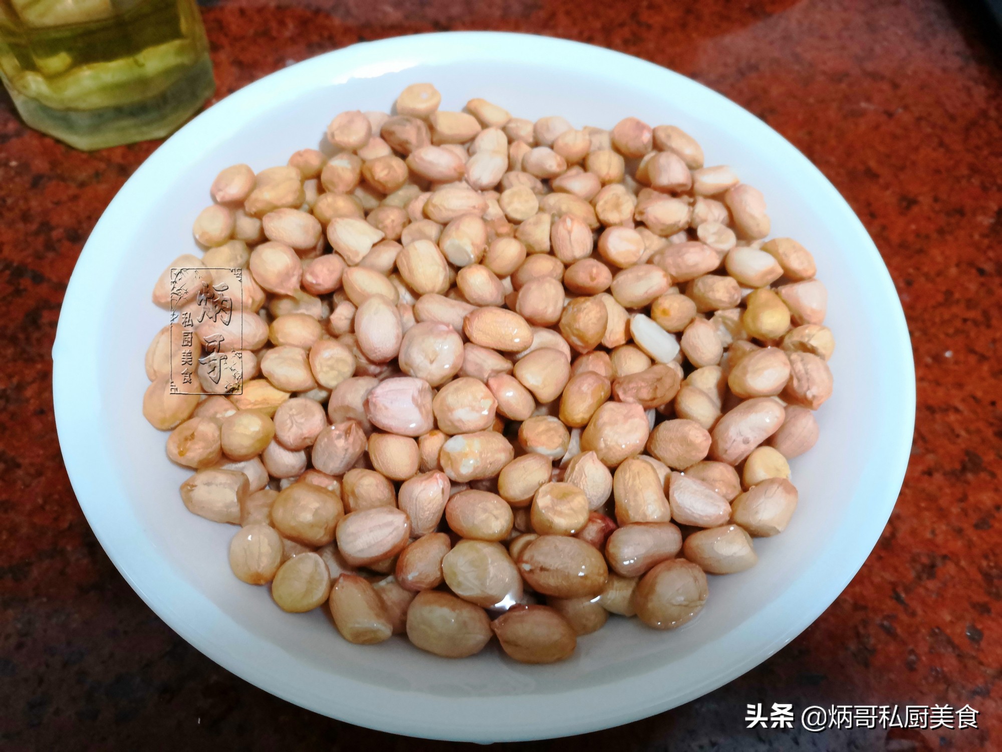 花生别再油炸了,酒店大厨这样炒,咸香入味,媳妇一天不吃必馋它