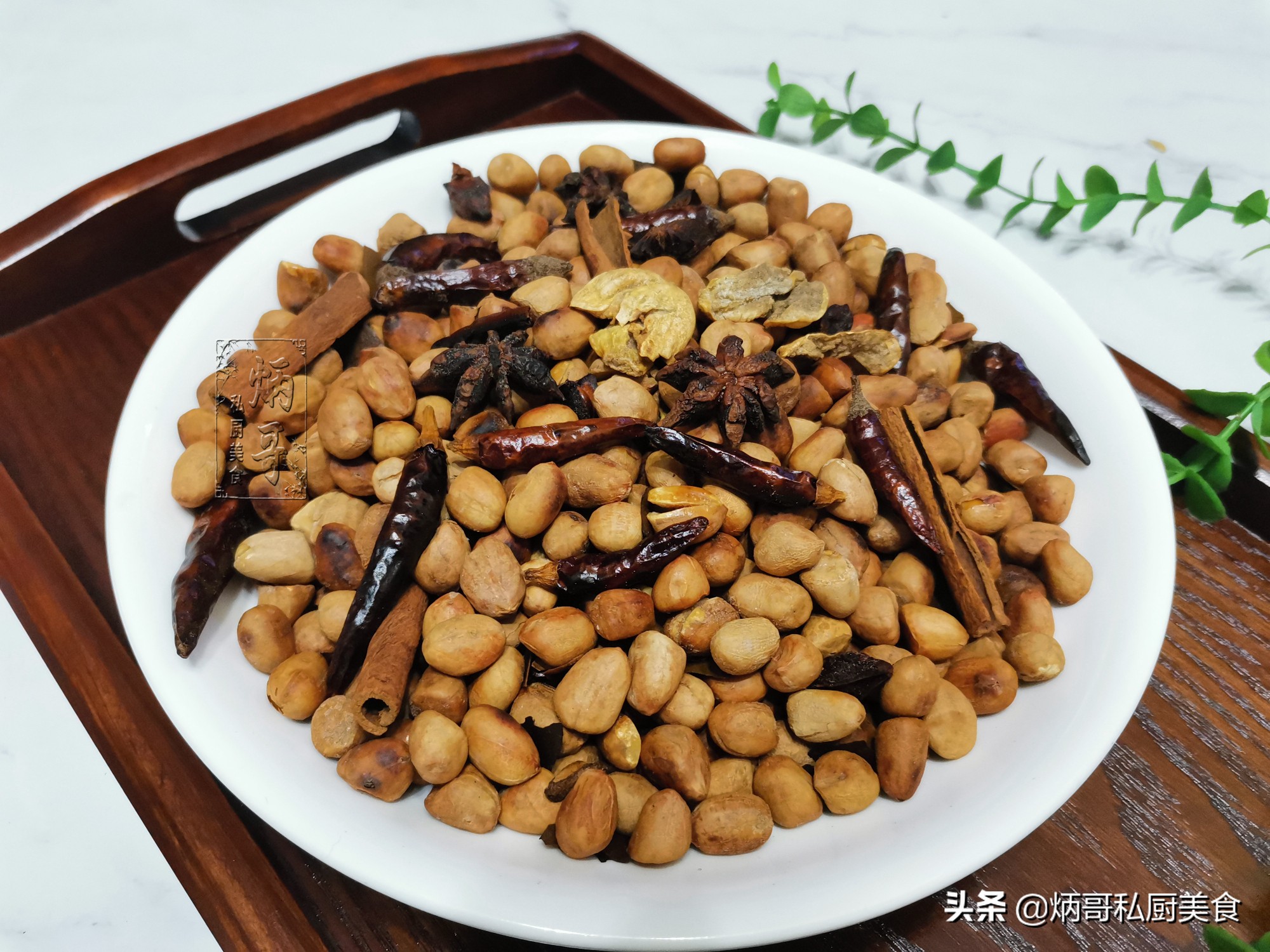 花生别再油炸了,酒店大厨这样炒,咸香入味,媳妇一天不吃必馋它