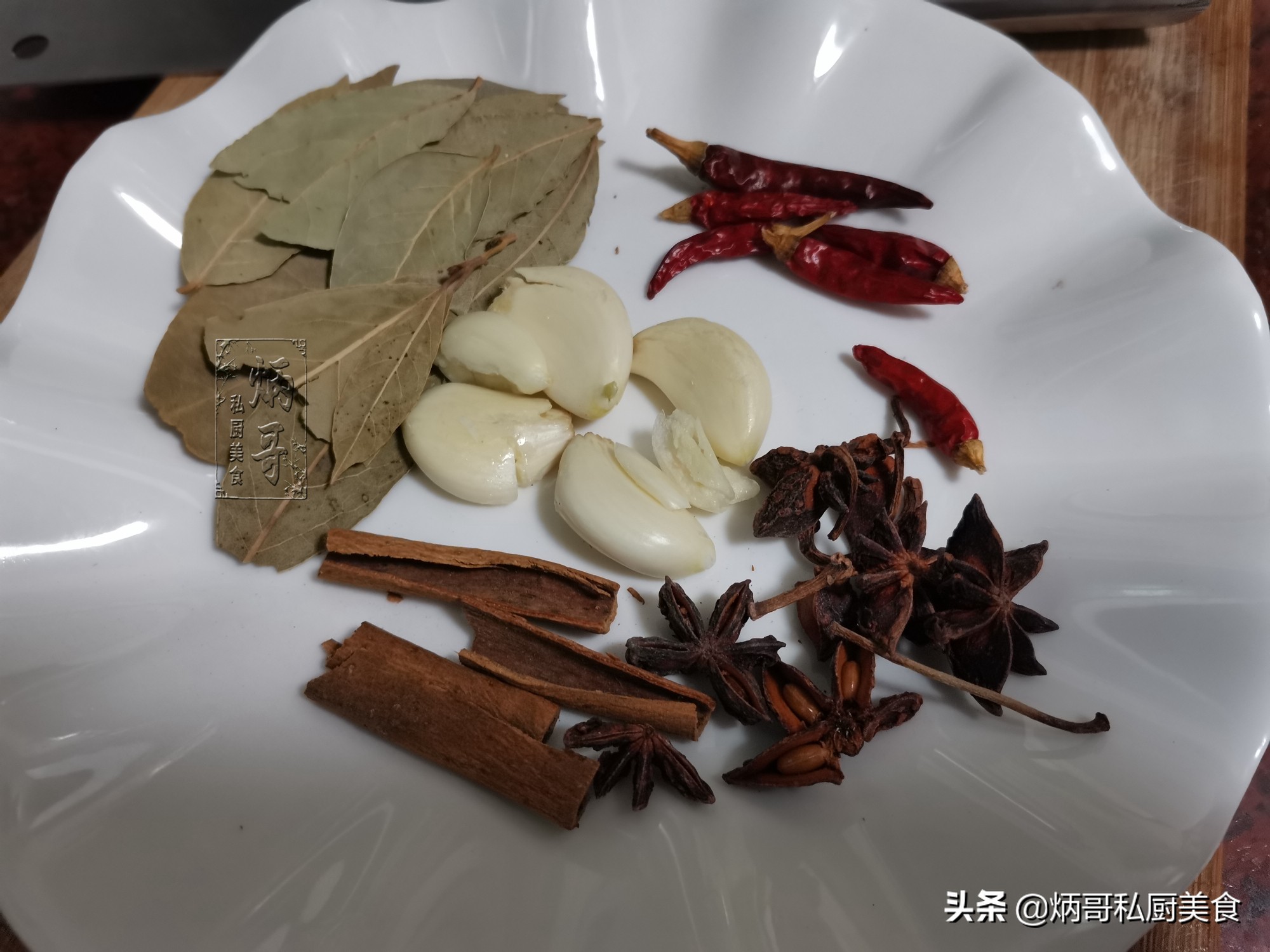花生别再油炸了,酒店大厨这样炒,咸香入味,媳妇一天不吃必馋它