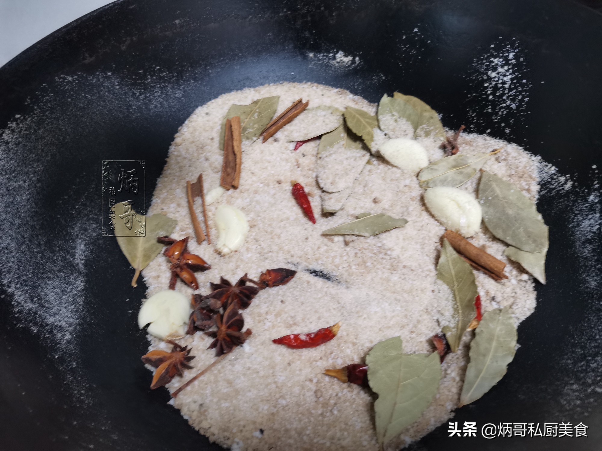 花生别再油炸了,酒店大厨这样炒,咸香入味,媳妇一天不吃必馋它
