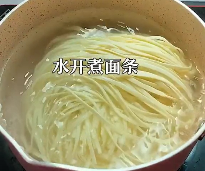 天冷,全家迷上这碗面,爽滑多汁,越吃越香,简单零失败