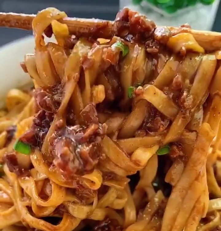 天冷,全家迷上这碗面,爽滑多汁,越吃越香,简单零失败