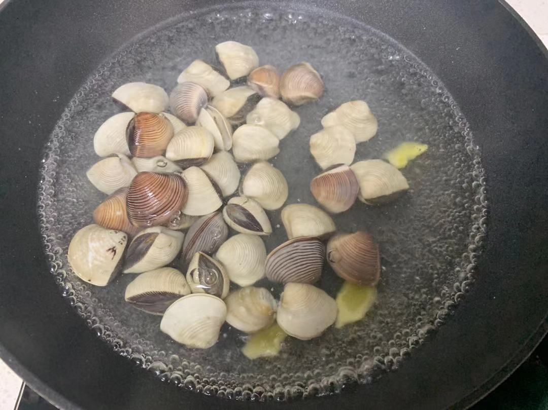 花蛤的新吃法,焯水蒸一蒸,一口一个,鲜美到口水直流