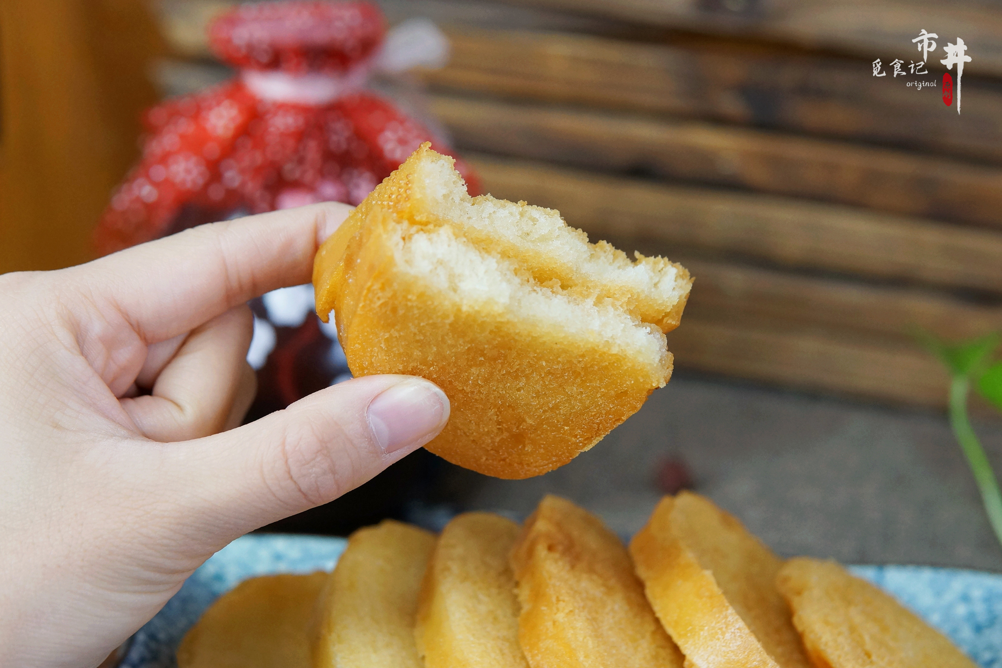 炸馒头片,记住“先蘸后炸”的方法,片片金黄酥香,不会炸糊
