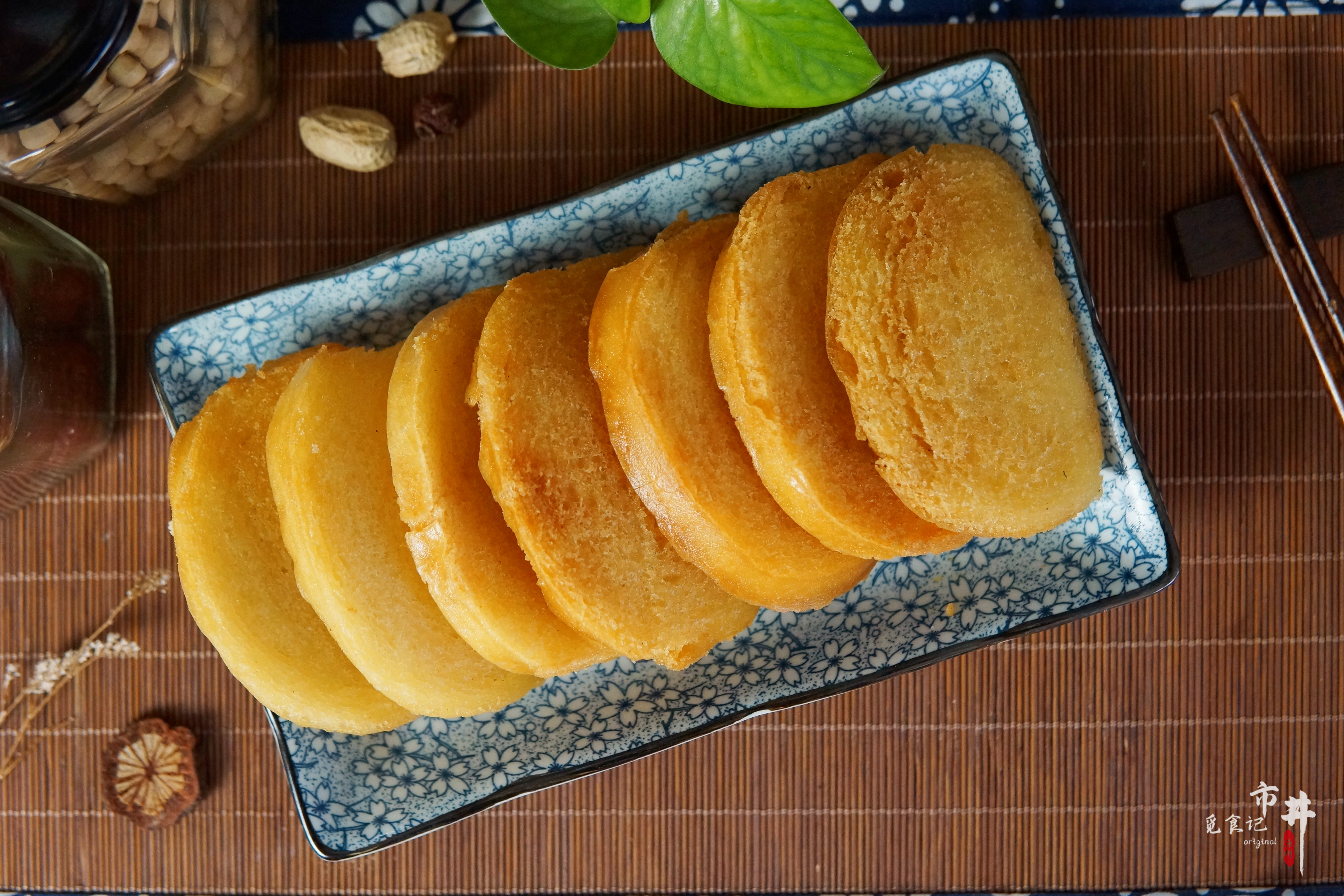 炸馒头片,记住“先蘸后炸”的方法,片片金黄酥香,不会炸糊