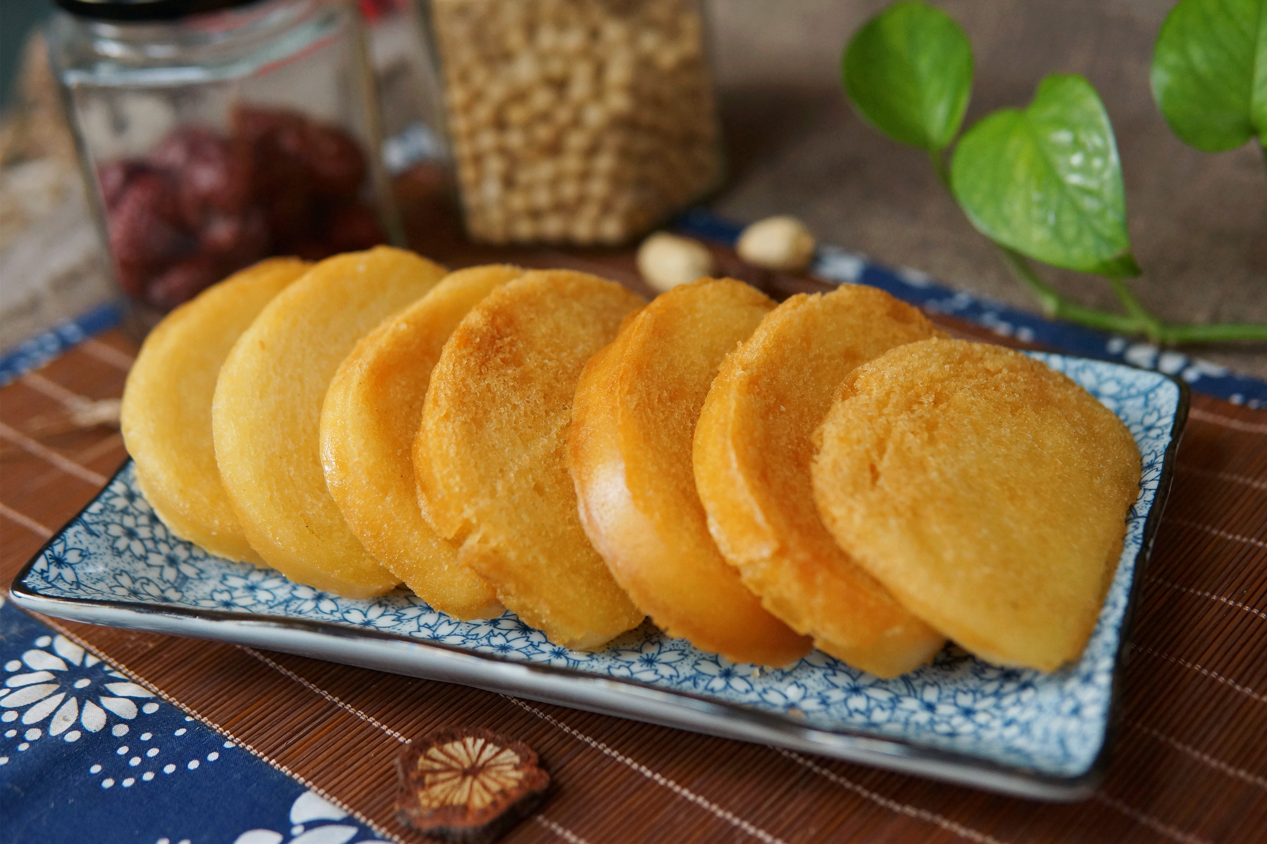 炸馒头片,记住“先蘸后炸”的方法,片片金黄酥香,不会炸糊