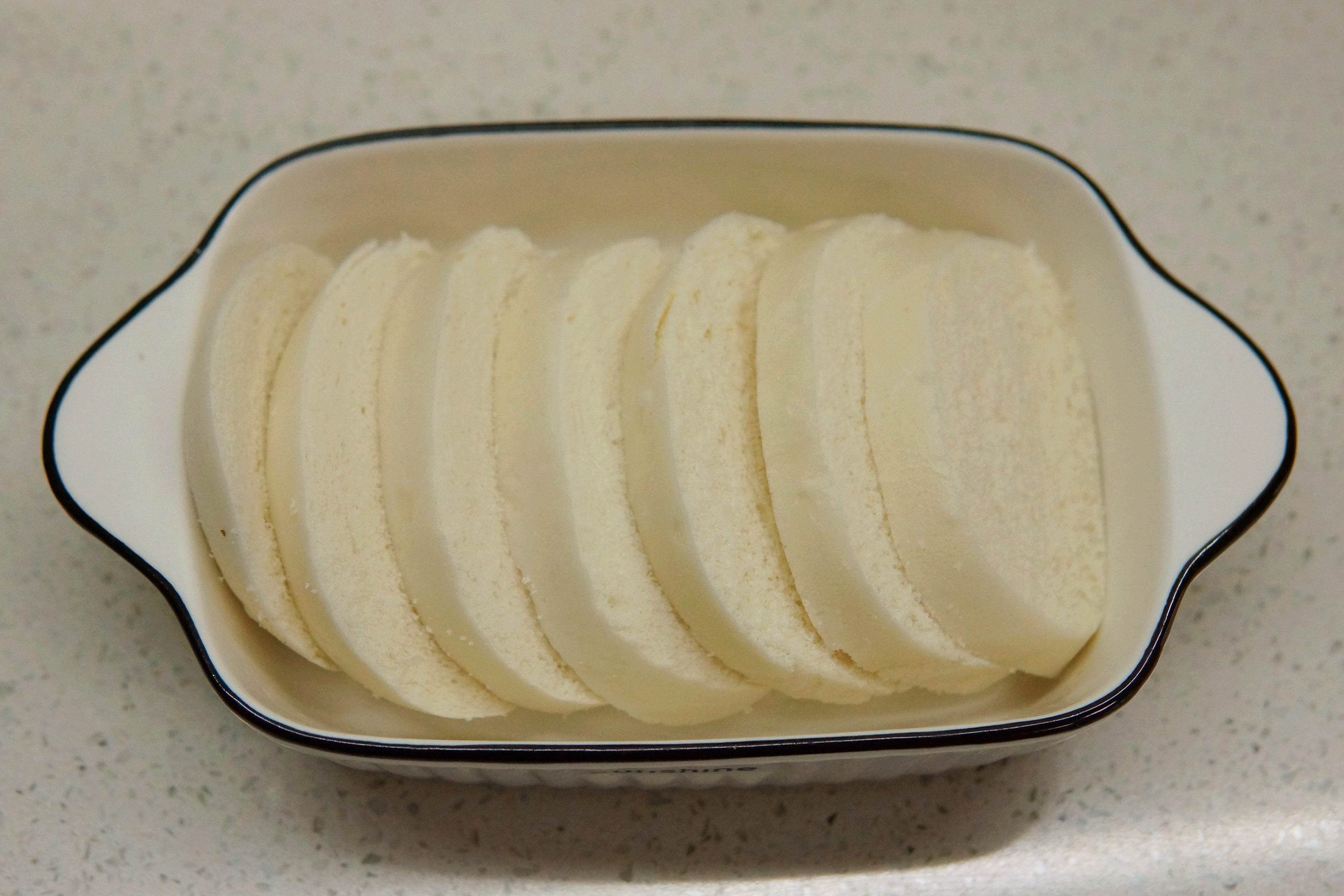 炸馒头片,记住“先蘸后炸”的方法,片片金黄酥香,不会炸糊