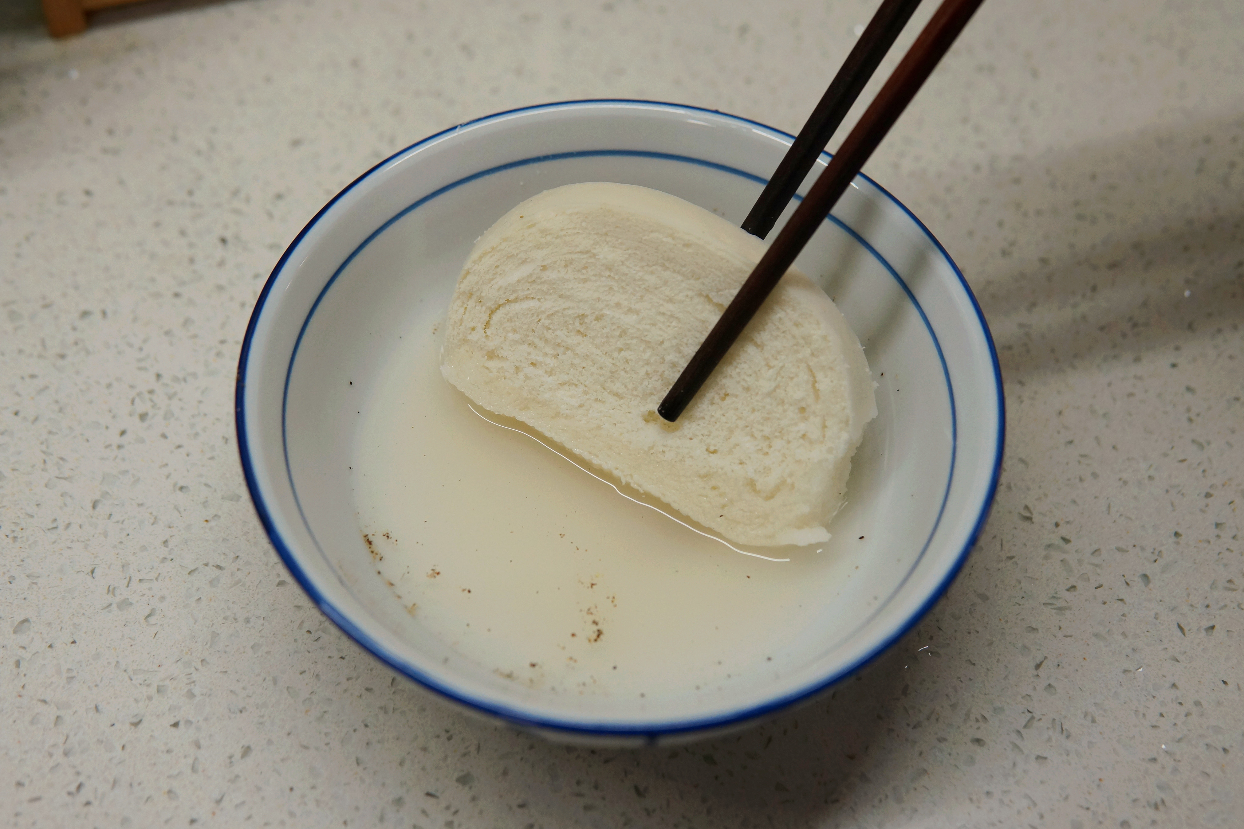 炸馒头片,记住“先蘸后炸”的方法,片片金黄酥香,不会炸糊