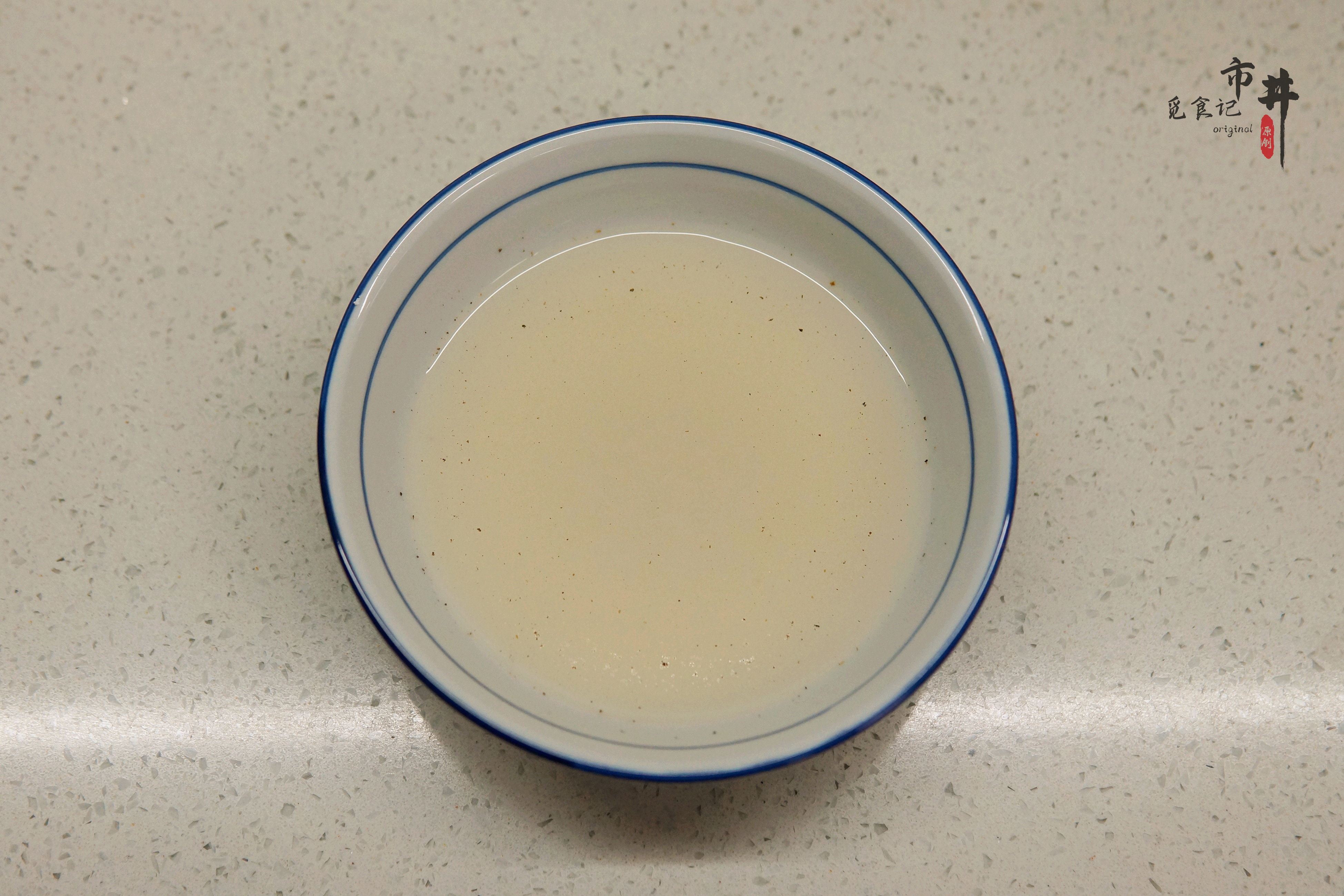 炸馒头片,记住“先蘸后炸”的方法,片片金黄酥香,不会炸糊