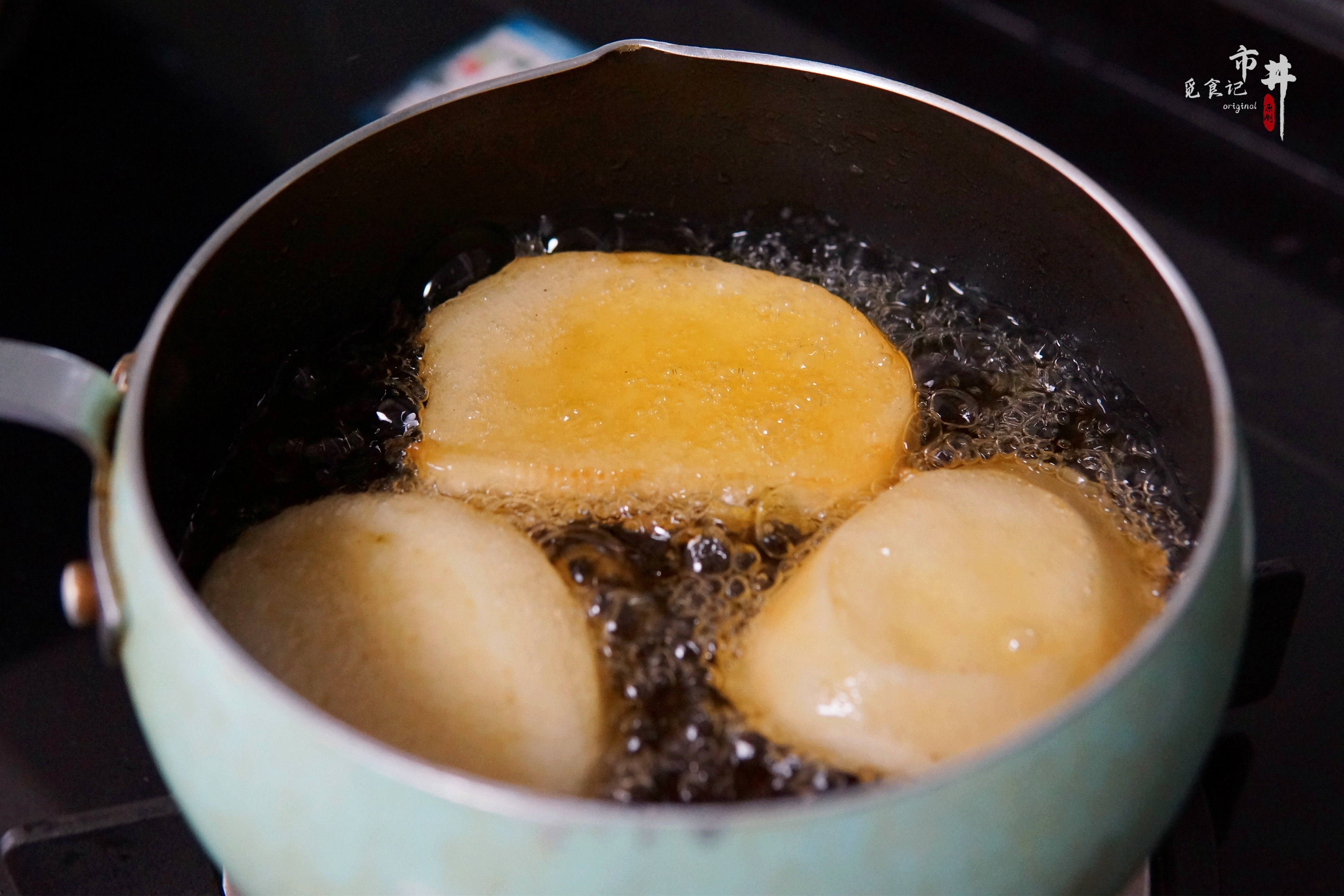 炸馒头片,记住“先蘸后炸”的方法,片片金黄酥香,不会炸糊