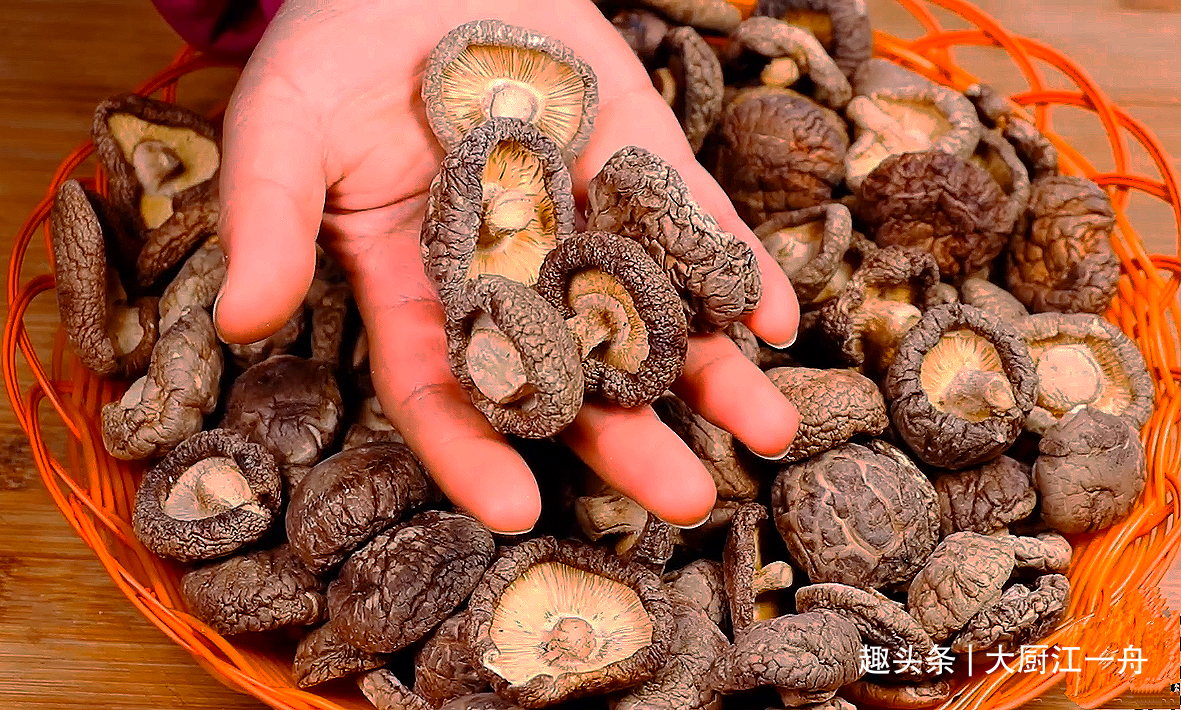 买干香菇时,牢记这4点!干货店老板一看就是懂行人,不敢忽悠你