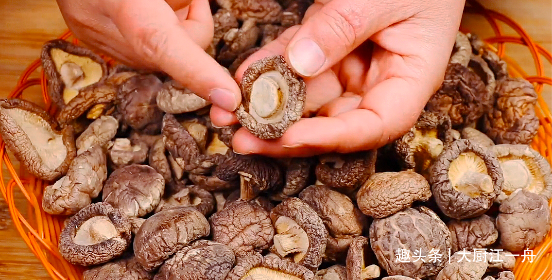 买干香菇时,牢记这4点!干货店老板一看就是懂行人,不敢忽悠你