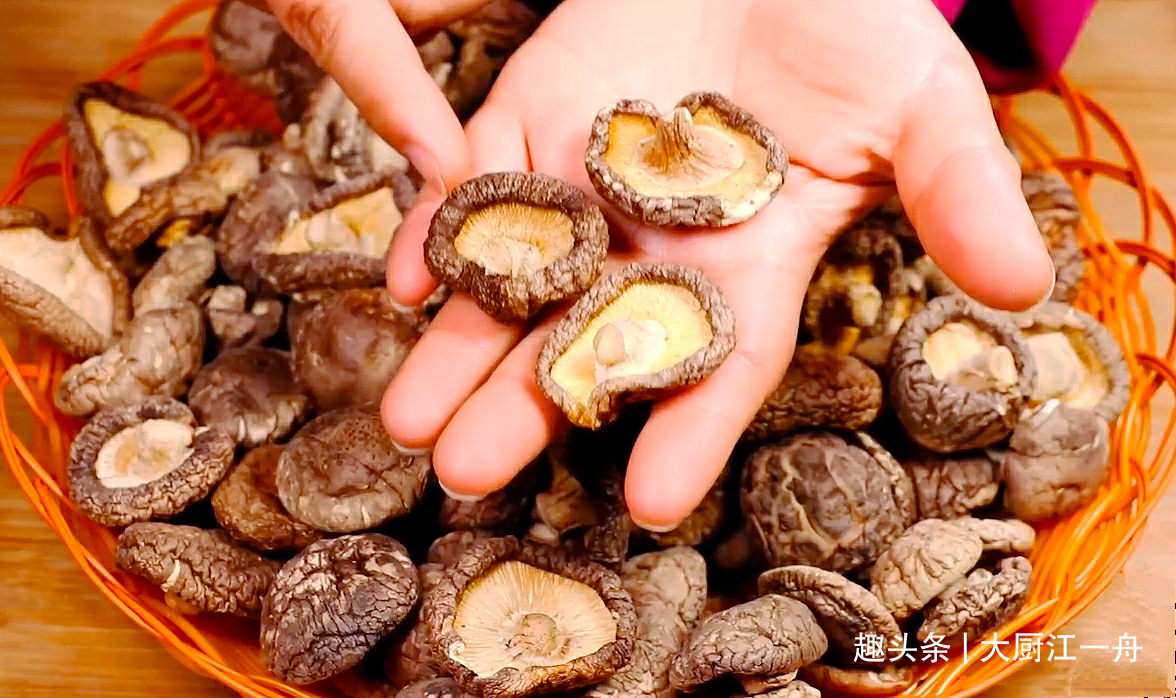 买干香菇时,牢记这4点!干货店老板一看就是懂行人,不敢忽悠你