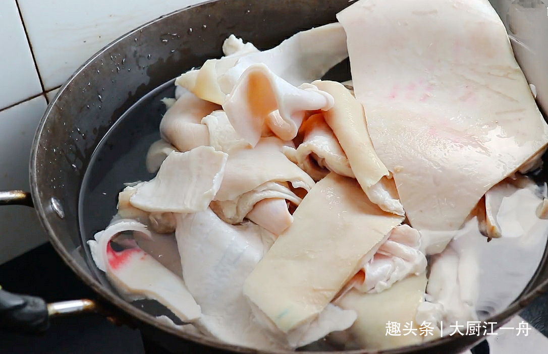 熬猪皮冻,记住不要直接熬,教你一招,皮冻Q弹劲道,做法超简单