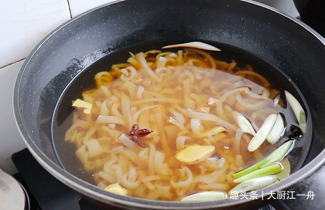 熬猪皮冻,记住不要直接熬,教你一招,皮冻Q弹劲道,做法超简单