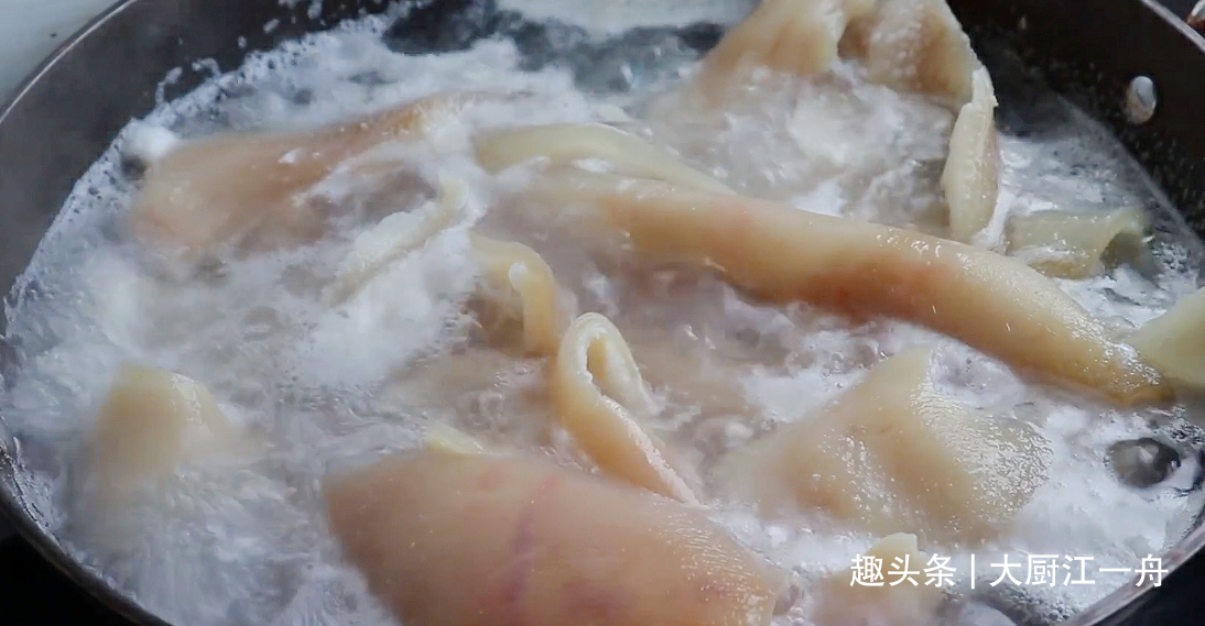 熬猪皮冻,记住不要直接熬,教你一招,皮冻Q弹劲道,做法超简单