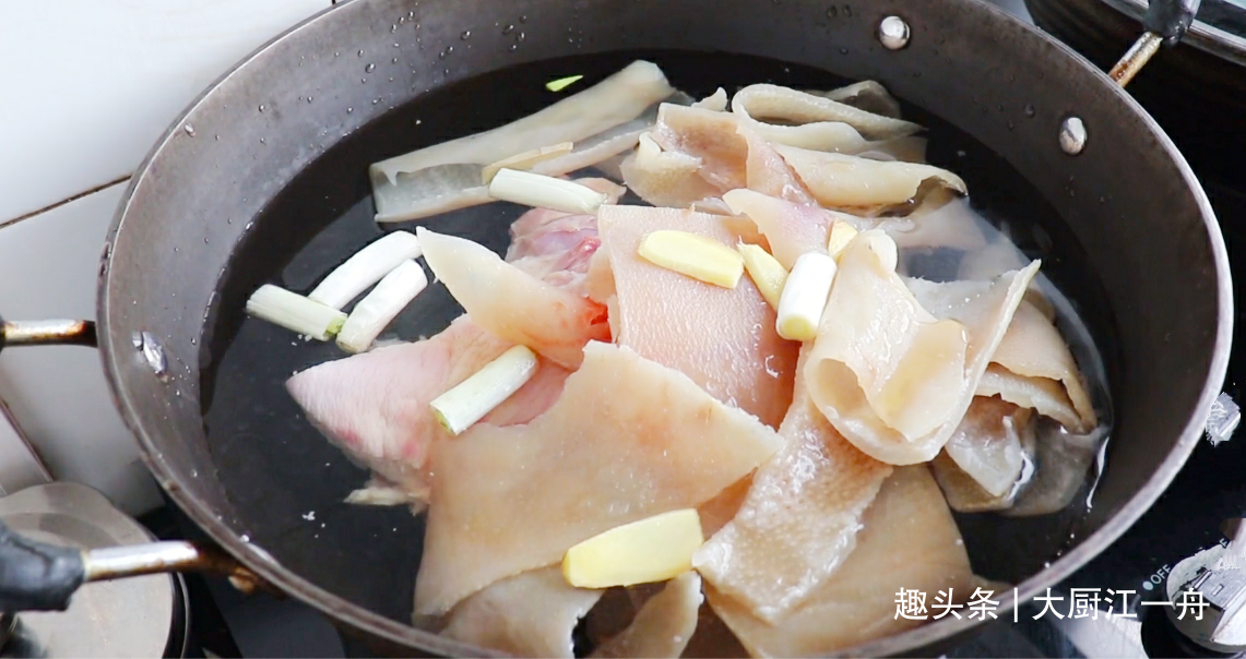 熬猪皮冻,记住不要直接熬,教你一招,皮冻Q弹劲道,做法超简单