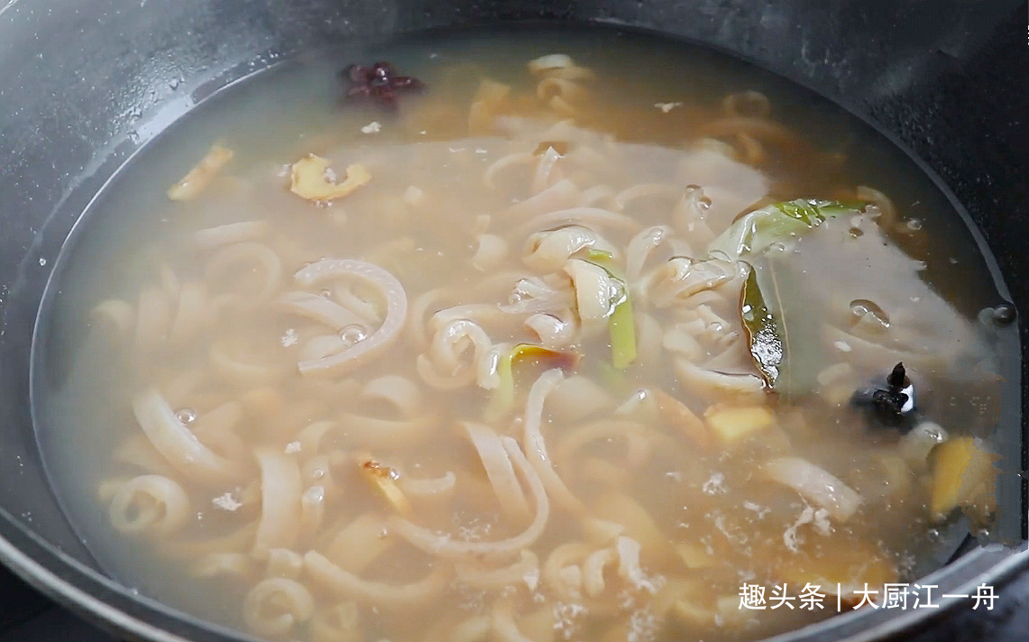 熬猪皮冻,记住不要直接熬,教你一招,皮冻Q弹劲道,做法超简单