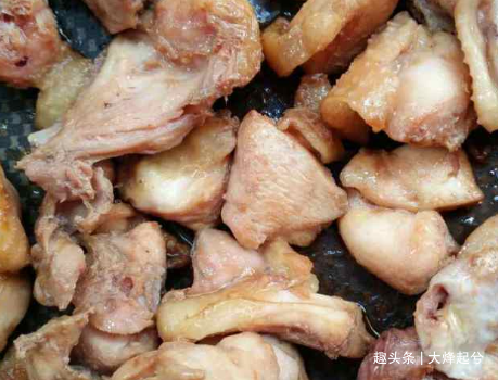 炖鸡汤时,先焯水还是直接下锅煎?大厨:做对了,鸡汤香还不油腻