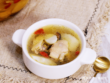 炖鸡汤时,先焯水还是直接下锅煎?大厨:做对了,鸡汤香还不油腻