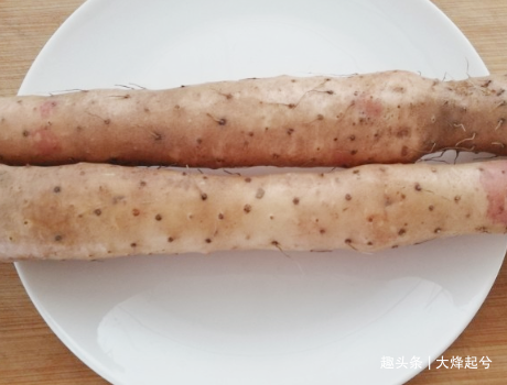 炖鸡汤时,先焯水还是直接下锅煎?大厨:做对了,鸡汤香还不油腻