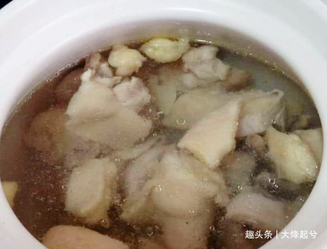炖鸡汤时,先焯水还是直接下锅煎?大厨:做对了,鸡汤香还不油腻