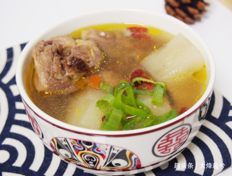 炖鸡汤时,先焯水还是直接下锅煎?大厨:做对了,鸡汤香还不油腻