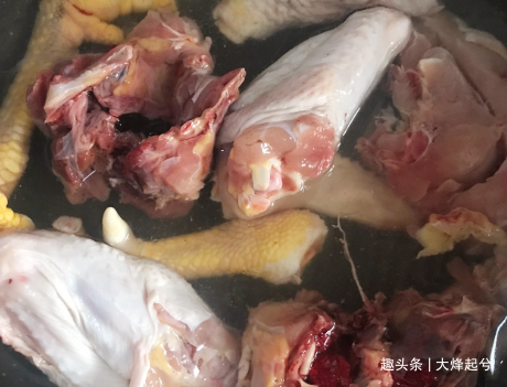 炖鸡汤时,先焯水还是直接下锅煎?大厨:做对了,鸡汤香还不油腻