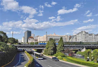 2020年9月17日，在蓝天白云的映衬下，东二环车流通畅，一列火车缓缓驶向北京站。摄影/新京报记者&nbsp;吴宁&nbsp;