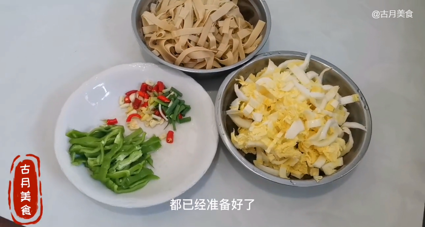 千张白菜怎么能做出饭店美味,古月小技巧教你,每次汤汁都不剩