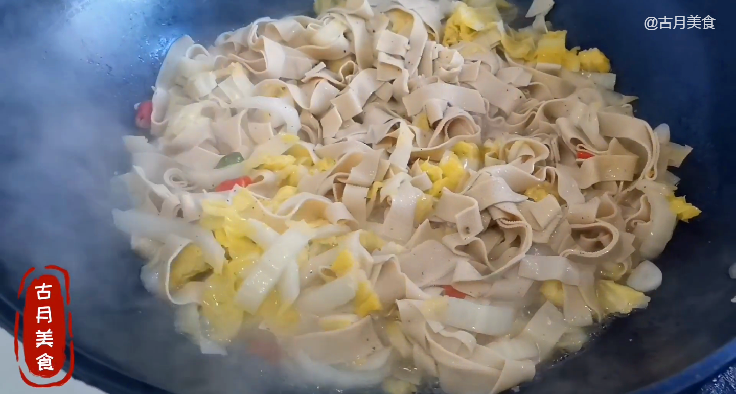 千张白菜怎么能做出饭店美味,古月小技巧教你,每次汤汁都不剩