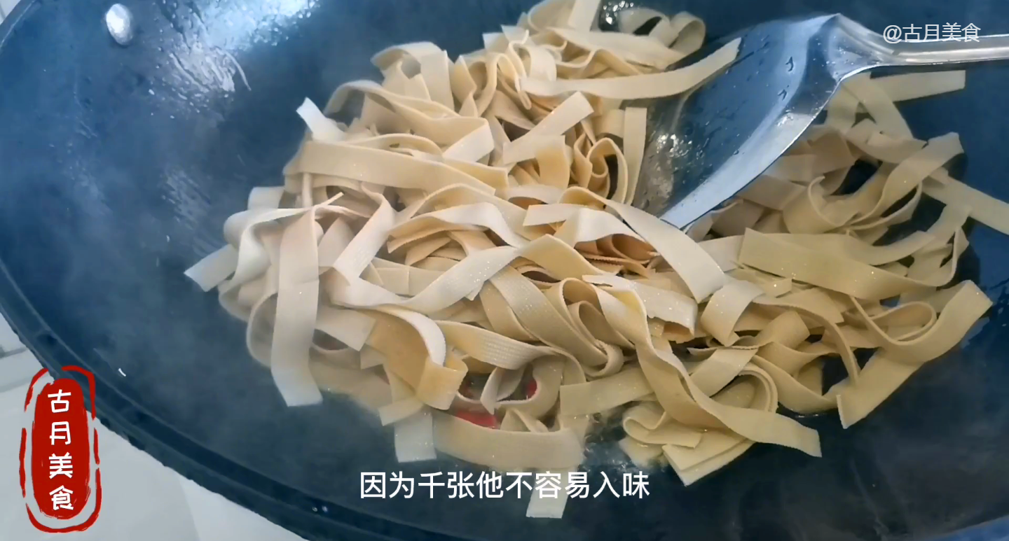 千张白菜怎么能做出饭店美味,古月小技巧教你,每次汤汁都不剩